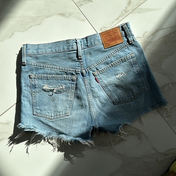 LEVIS 501 shorts vintage distressed size 25 but fit like a 26, see measurements - Picture 3 of 12